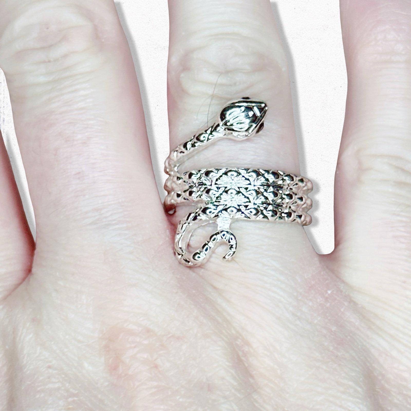 6806. Goldtone Snake Ring Size 7